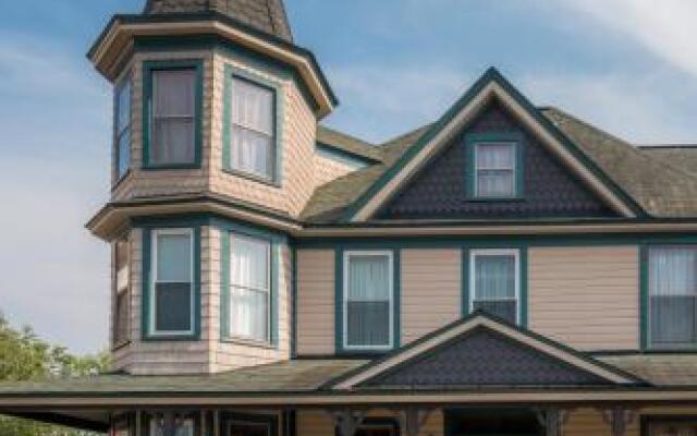 Dennison Street Inn Bed & Breakfast