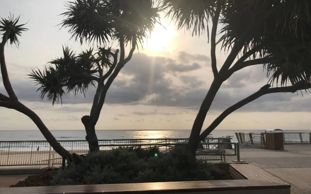 Bright 2 Bedroom Apartment in the Heart of Surfer's Paradise