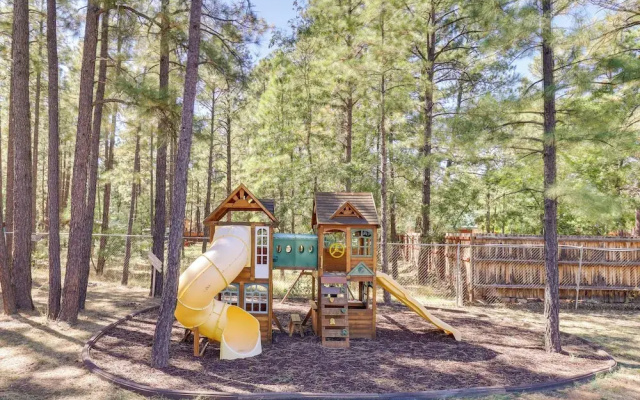 Fire Pit & Grill: Waterfront Cabin in Lakeside!
