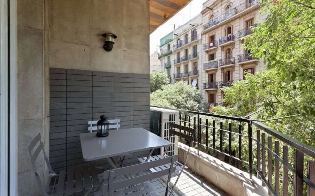 Designer 4 Bed Apt W Balcony Near Plaça Catalunya