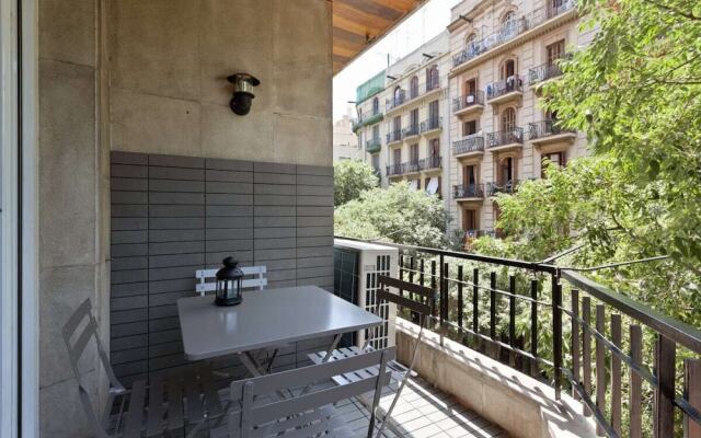 Designer 4 Bed Apt W Balcony Near Placa Catalunya