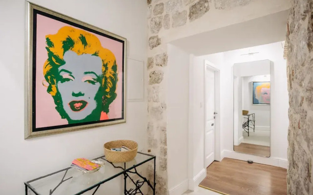 Central W Apartment and Rooms by DuHomes