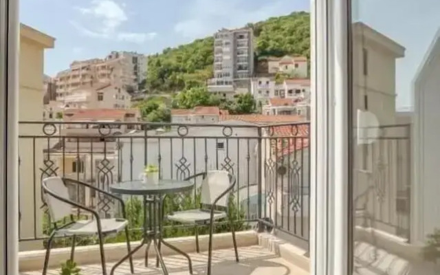 Family Rooftop Apartment Magi Budva