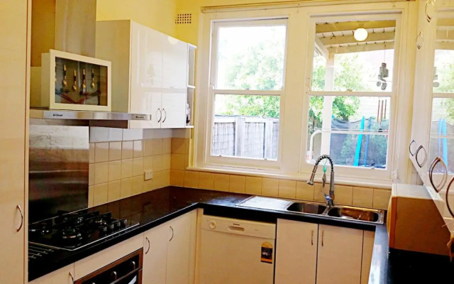 Deco Family House