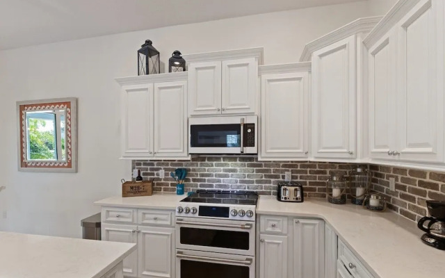 Splash Of Lime 3 Bedroom Home by RedAwning