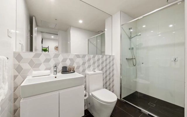 StayCentral - Hawthorn East - Study, 2 Car spaces