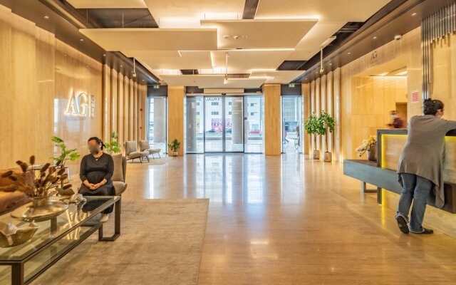 Stylish Waterfront Apartment With Views on Canal