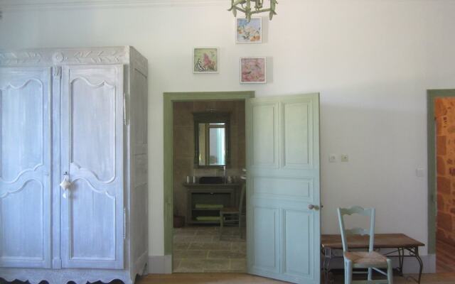 Le Manoir Aux Douves