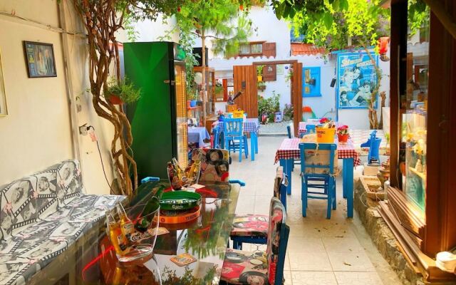 Sigacik Kaleici Pansiyon Nostalji Kafe