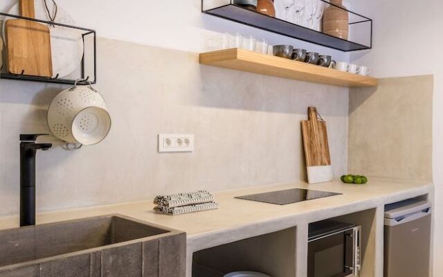 3 Caves by Caldera Houses