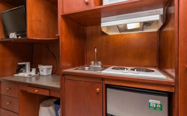 Canadas Best Value Inn Chinook Station