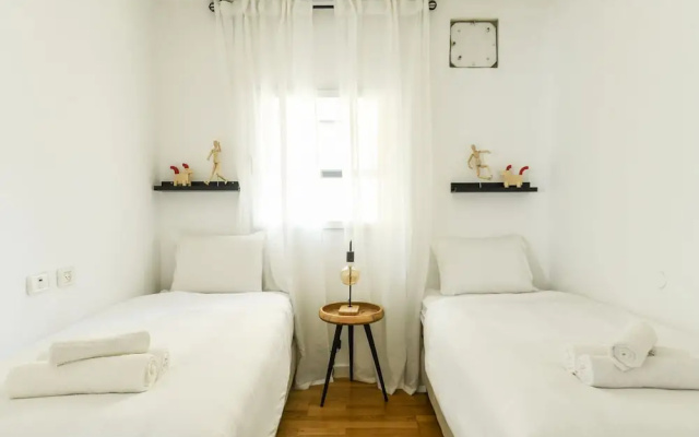 Stylish 3-BR Apt w Balcony and Parking
