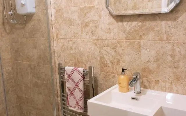 Flat 1 Modern studio flat with free parking, Netflix and private entrance