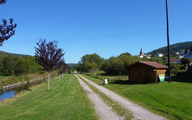 Wooden Chalet Close to Lake