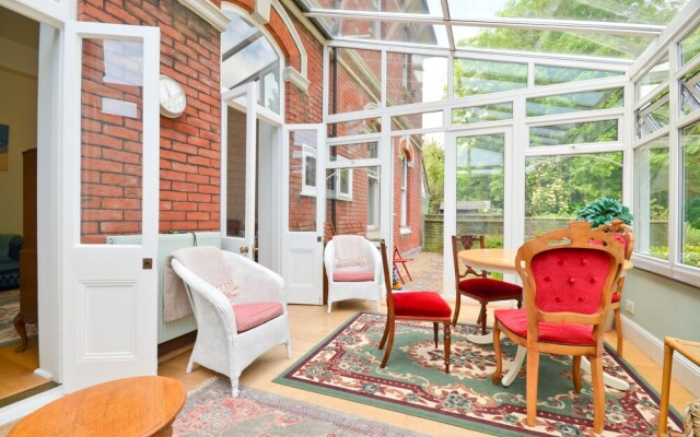 Imposing 2-bed House in Newport