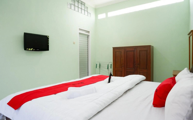 RedDoorz Plus near Stadion Wijaya Kusuma – Guest Rooms – Cilacap