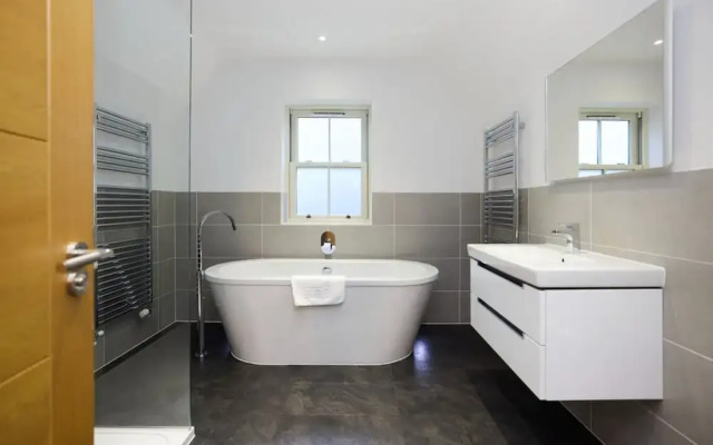 The Ascot Escape - Stylish 4bdr With Courtyard