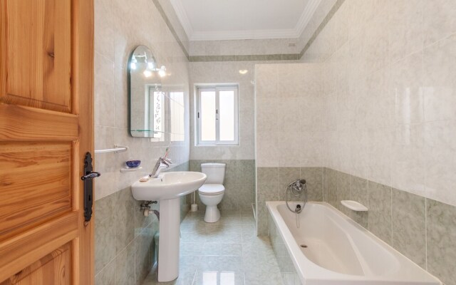 Pool and Sea, Penthouse Merill Apart 6