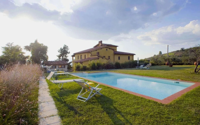 Charming Holiday Home in Tuscany