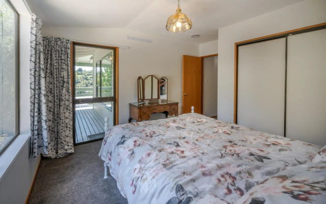 Libeau Lane Views - Akaroa Holiday Home