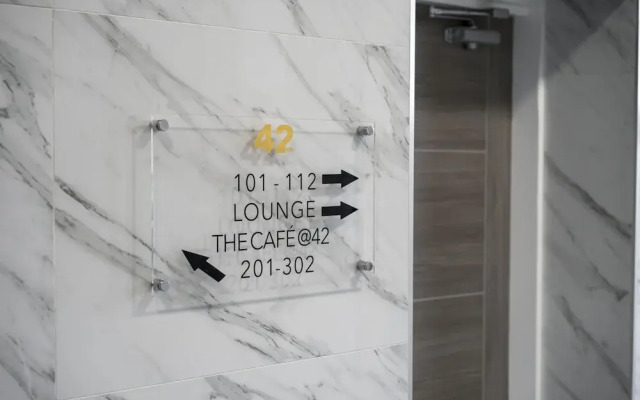42 Apart-hotel