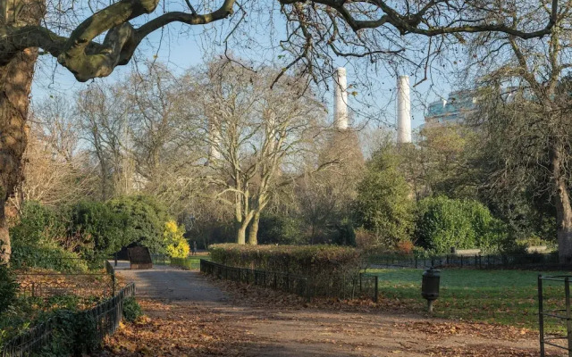 Albert Bridge Road II by Onefinestay