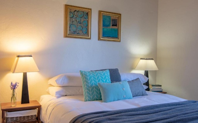 Dawns Sleeps 4 in 2 queens with 2 ensuites wifi in town. – Guest Rooms – Daylesford