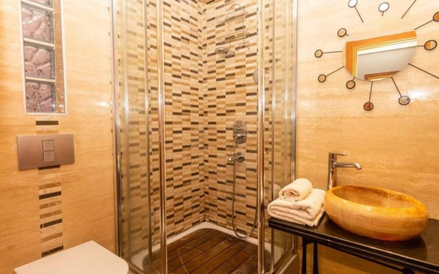 Stylish Home With a Book Collection Near Taksim