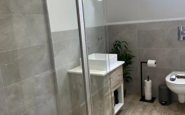 Bright & Spacious, Central for Airport and Glasgow