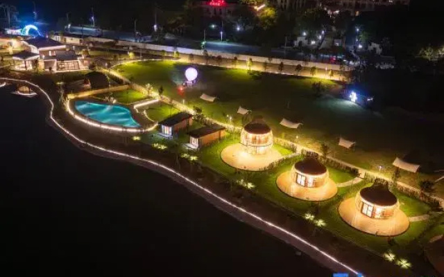 Sanqian Yinhe International Camping Hotel