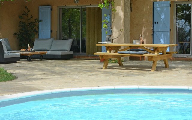 Very attractive detached villa with its own swimming pool