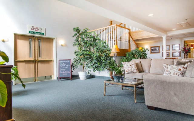 Econo Lodge Inn And Suites