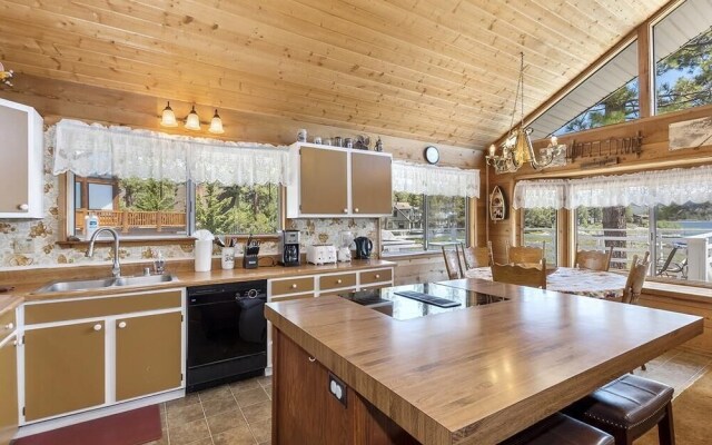 012 - Lakefront Chalet