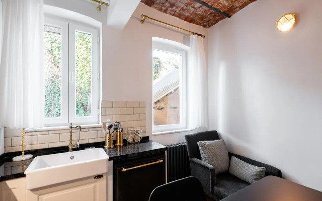 Flat With Balcony 8 min to Istiklal Avenue