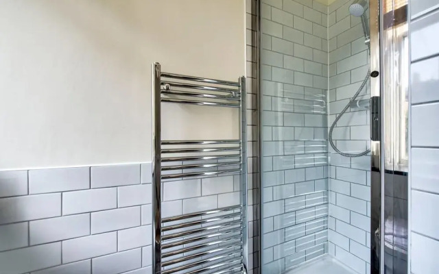 Lovely and Spacious 2BR Home on Comiston Road