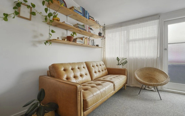 Central Quiet 2BR Apt -  Wifi -  Parking