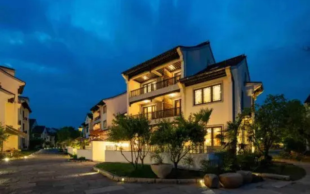 Joyful Lushi Hot Spring Resort