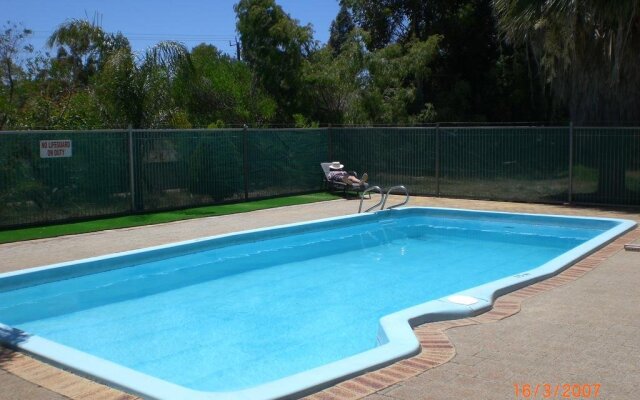 Pinjarra Caravan Park and Cabins