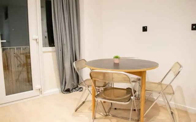Sunny 1 Bedroom Apartment In Fun Neighbourhood