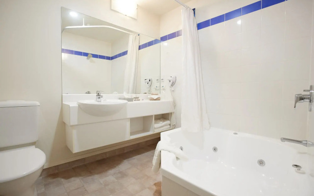 Ventura Inn & Suites Hamilton