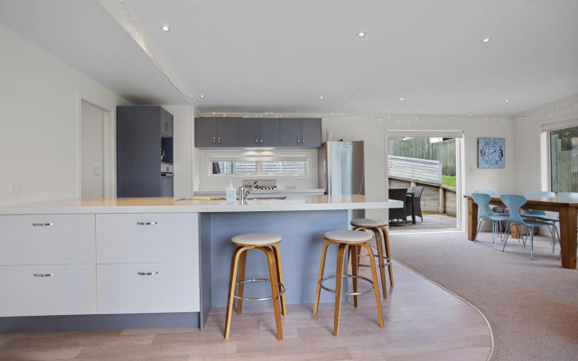 Modern Kiwi Bach - Waihi Beach Holiday Home – Guest Rooms – Waihi Beach