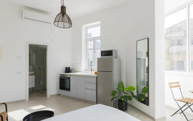 Carmel Market Designed Studio with Balcony