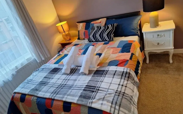 Fantastic Large Room with  free parking