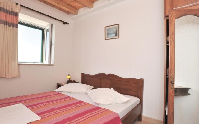 Beautiful Home in Brist With 2 Bedrooms and Wifi