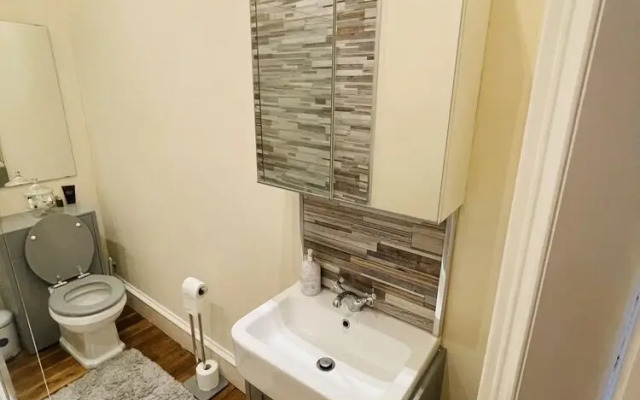 Charming 2-bedroom Apartment Located in Ayr