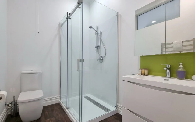 Cheerful 5 - Bedroom Home - Free Parking