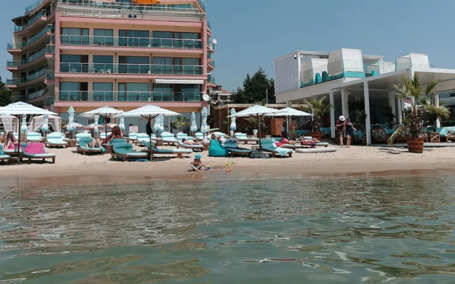 Marty's Beachfront Apartments