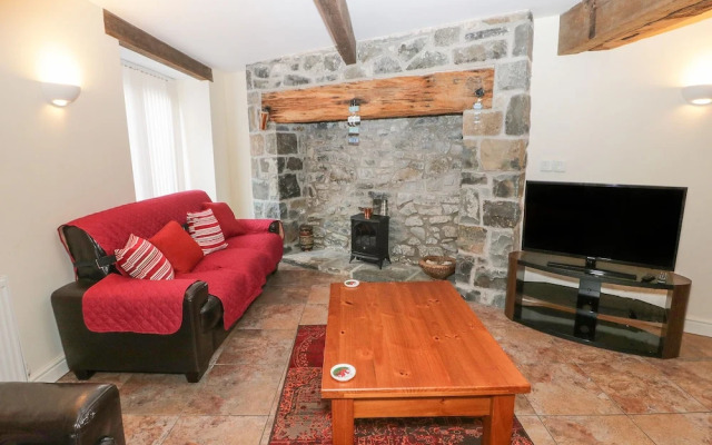2 Hwyrfryn Stables