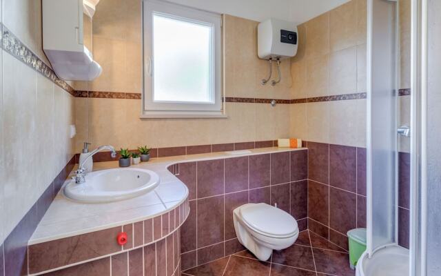 Holiday Home With Outdoor Hot Tub, Near the Sea