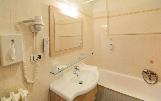 Hi Hotels Sirmione - Lakeview Pool